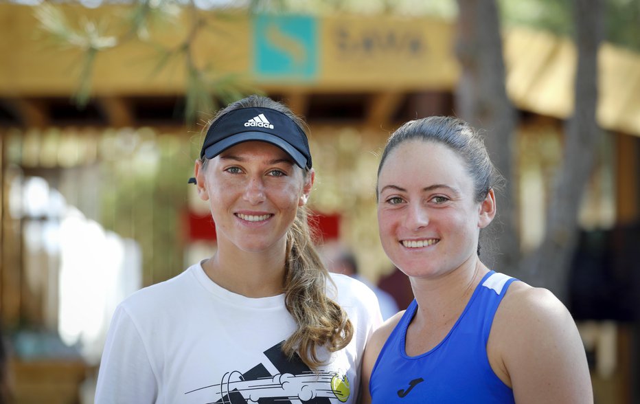 Fotografija: Kaja Juvan in Tamara Zidanšek se veselita prvega turnirja za grand slam v tej sezoni. FOTO: Matej Družnik
