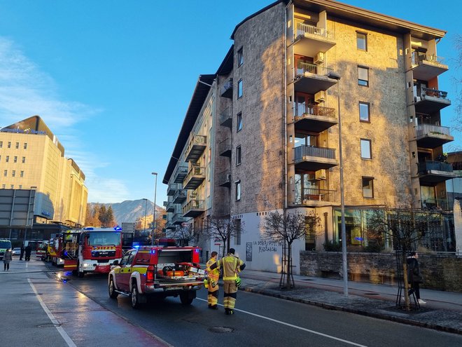 Trenutno še poteka prezračevanje in odnašanje kopice ožganih stvari iz stanovanja. FOTO: Špela Ankele
