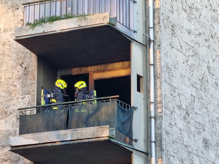 Fotografija: Gasilci na kraju požara. FOTO: Špela Ankele
