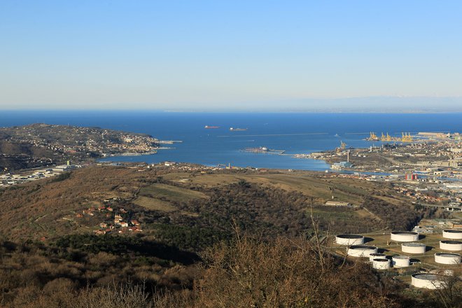 Italijanski načrti za umestitev plinskega terminala v Tržaški zaliv so spet postali realnost. FOTO: Leon Vidic
