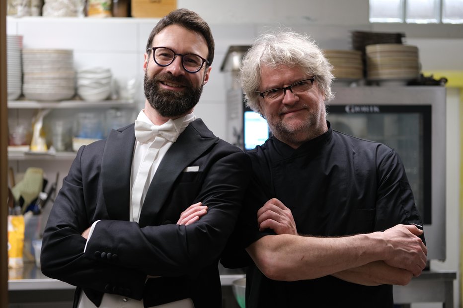 Fotografija: Glasbenik Luka Mlejnik Železnik in chef Janez Ferlan
