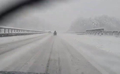 Fotografija: Motorist na avtocesti. FOTO: Facebook
