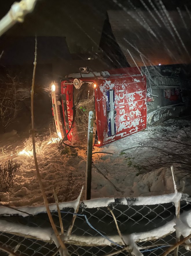 V zahtevnih voznih razmerah je gasilska avtocisterna zdrsnila in se prevrnila na bok skupaj s šestimi gasilci. FOTO: PGD Veliki Kamen
