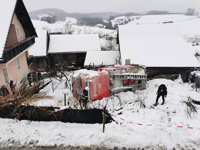 V zahtevnih voznih razmerah je gasilska avtocisterna zdrsnila in se prevrnila na bok skupaj s šestimi gasilci. FOTO: PGD Veliki Kamen
