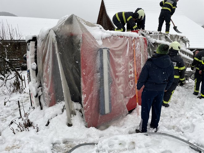 V zahtevnih voznih razmerah je gasilska avtocisterna zdrsnila in se prevrnila na bok skupaj s šestimi gasilci. FOTO: PGD Veliki Kamen
