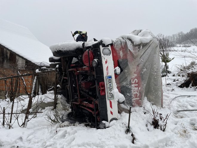 V zahtevnih voznih razmerah je gasilska avtocisterna zdrsnila in se prevrnila na bok skupaj s šestimi gasilci. FOTO: PGD Veliki Kamen
