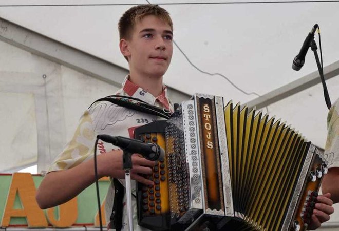 Vodja ansambla in harmonikar Gašper Mirnik ima komaj 15 let.
