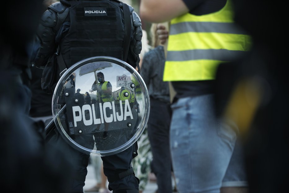 Fotografija: Policisti Policijske uprave Celje so ju pridržali do streznitve. FOTO: Jure Eržen, Delo
