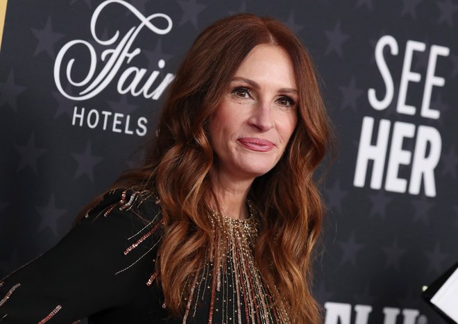 Niso vedeli, da imajo slavno mamo

Ko je Julia Roberts po poroki z Dannyjem Moderjem postala mama treh otrok, je družinsko življenje povsem ločila od kariere in njeni otroci dolgo niso vedeli, kako slavna je. »To mi je omogočilo, da sem otroke lahko brez skrbi peljala v Disneyland,« je nekoč dejala in dodala, da je k temu pripomoglo tudi, da se je dolgo povsem izogibala družabnim omrežjem.
