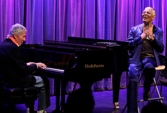 Njegovo pot je zaznamovalo tudi sodelovanje s pevko Dionne Warwick. FOTO: Jonathan Alcorn, Reuters
