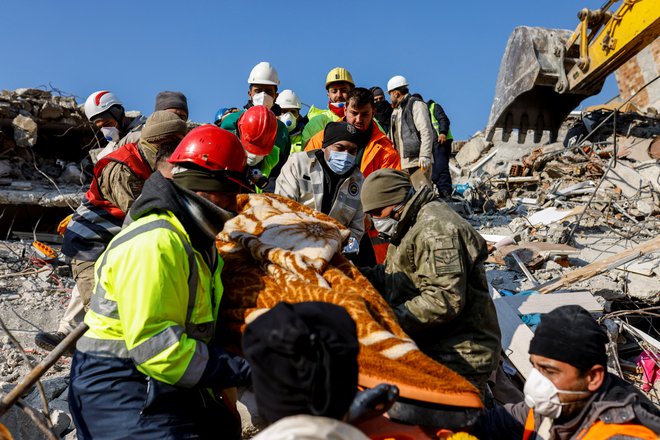 Preživeli pod ruševinami bi bili zdaj bolj kot ne le še čudež. FOTO: Kemal Aslan, Reuters
