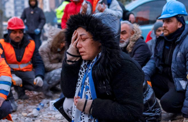 Že tako obupane ljudi je doletela nova katastrofa. FOTO: Kemal Aslan, Reuters
