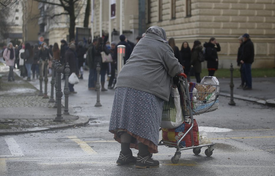 Fotografija: Inflacija najbolj prizadene tiste, ki imajo že tako ali tako nizek življenjski standard. FOTO: Blaz Samec
