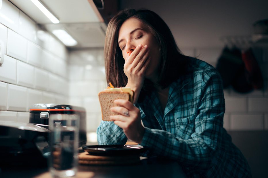 Fotografija: Obroki pozno zvečer na različne načine negativno vplivajo na težo. FOTO: Nicoletaionescu/Gettyimages
