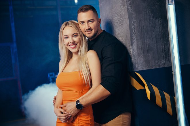 Modna in lepotna vplivnica Eva ter glasbeni producent Luka, čigar komadi imajo na youtubu že več kot 15 milijonov ogledov, sta skupaj že osem let. Življenja si ne predstavljata brez potovanj, fotografij, dobre hrane in sončnih zahodov. Pravita, da sta oba zelo vztrajna. Ko si nekaj zamislita, želita stvar izpeljati do konca. Popolnoma enako bo v Super paru. FOTO: Pop TV
