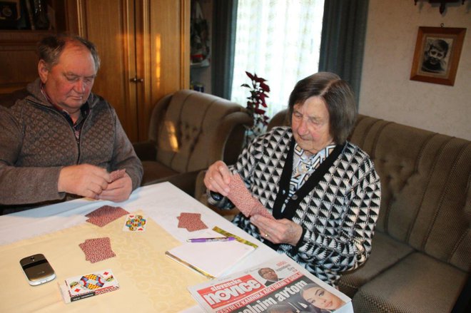 Prijatelju Janezu je hvaležna, da se veliko druži z njo, z igrami si krajšata čas.
