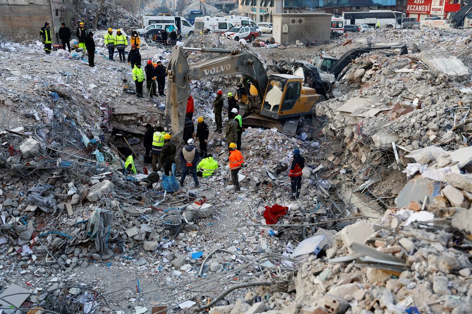 Fotografija: Reševalne ekipe počasi končujejo svoje delo, upanja za preživele skoraj ni več. FOTO: Suhaib Salem/REUTERS
