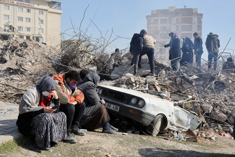 Fotografija: Število mrtvih v Turčiji in Siriji je preseglo 37.000. FOTO: Nir Elias Reuters
