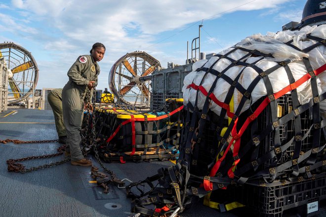 Mornarji ameriške mornarice, dodeljeni jurišni enoti 4, pripravljajo material, pridobljen v Atlantskem oceanu iz kitajskega balona na visoki nadmorski višini, ki so ga ameriške zračne sile sestrelile ob obali Južne Karoline. FOTO: US Navy, Reuters
