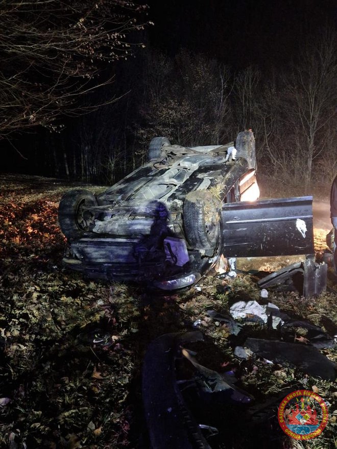 Vozilo je zapeljalo s ceste in pristalo na strehi. FOTO: Pgd Gornja Radgona
