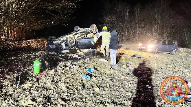 Vozilo je zapeljalo s ceste in pristalo na strehi. FOTO: Pgd Gornja Radgona
