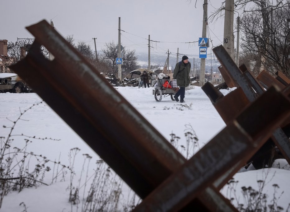 Fotografija: Prebivalce pozvajo, naj upoštevajo opozorila pred zračnimi napadi. FOTO: Stringer Reuters
