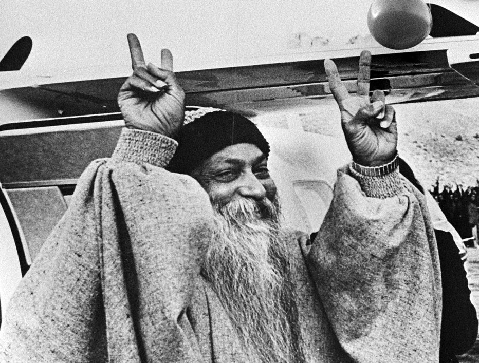 Fotografija: Osho (rojen kot Chandra Mohan Jain, poznan tudi kot Acharya Rajneesh, Bhagwan Shri Rajneesh), je indijski novodobni duhovni učitelj. FOTO: Wikipedija, Dutch National Archives
