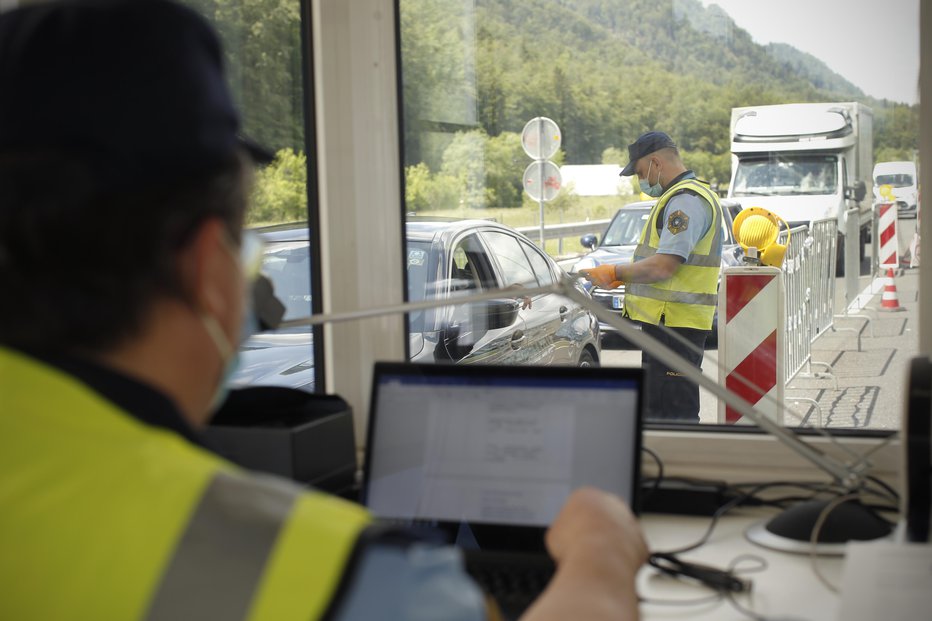 Fotografija: V Sloveniji je bilo leta 2022 zabeleženih 40 smrtnih primerov na milijon prebivalcev, kar je manj od evropskega povprečja. Fotografija je simbolična. FOTO: Jure Eržen, Delo
