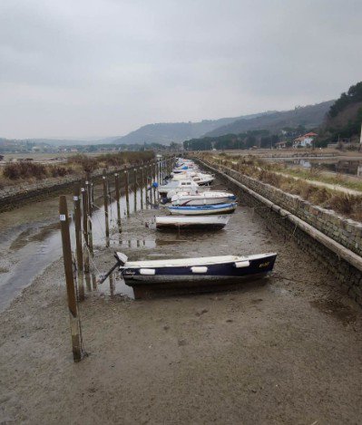 Fotografija: Izsušen kanal Roja v Strunjanu. FOTO: Bralec Matej.
