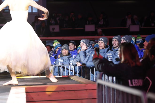 Naši skakalni asi so pozorno spremljali dogajanje na odru. FOTO: Leon Vidic
