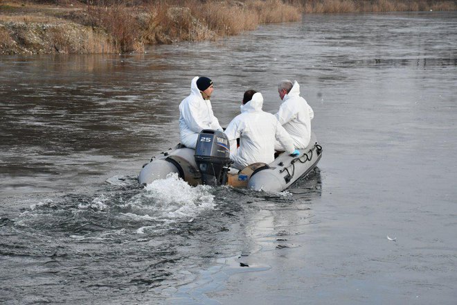 S čolnom so pomagali lendavski prostovoljni gasilci. Foto: Oste Bakal
