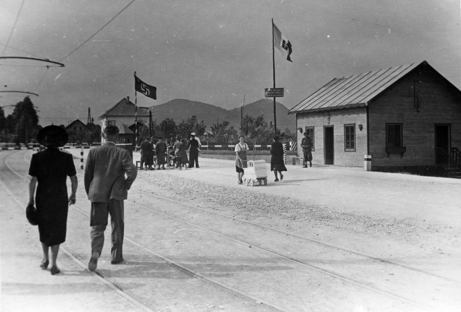 Fotografija: Blok v današnjem Šentvidu, ki so ga lahko prečkali le z dovolilnicami. FOTO: Jakob Prešern/Muzej novejše zgodovine Slovenije
