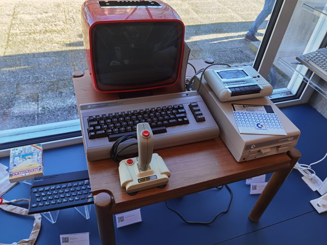 Spomin na zgodnja leta hišnih računalnikov: commodore 64 in ZX spectrum. FOTO: Staš Ivanc
