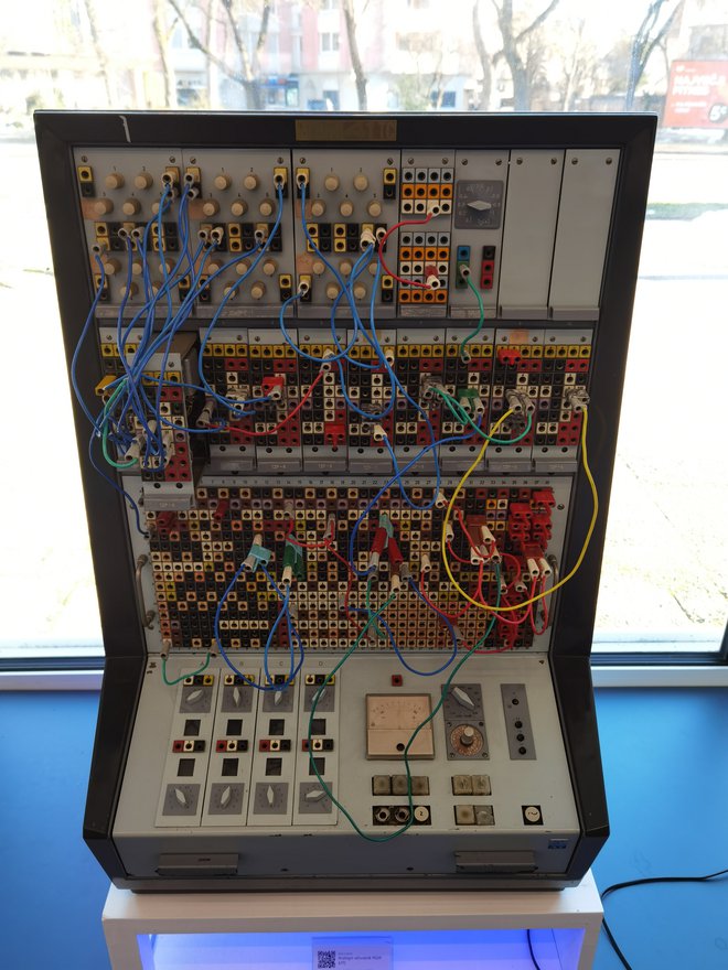 Analogni računski stroj iz 50. let 20. stoletja. FOTO: Staš Ivanc
