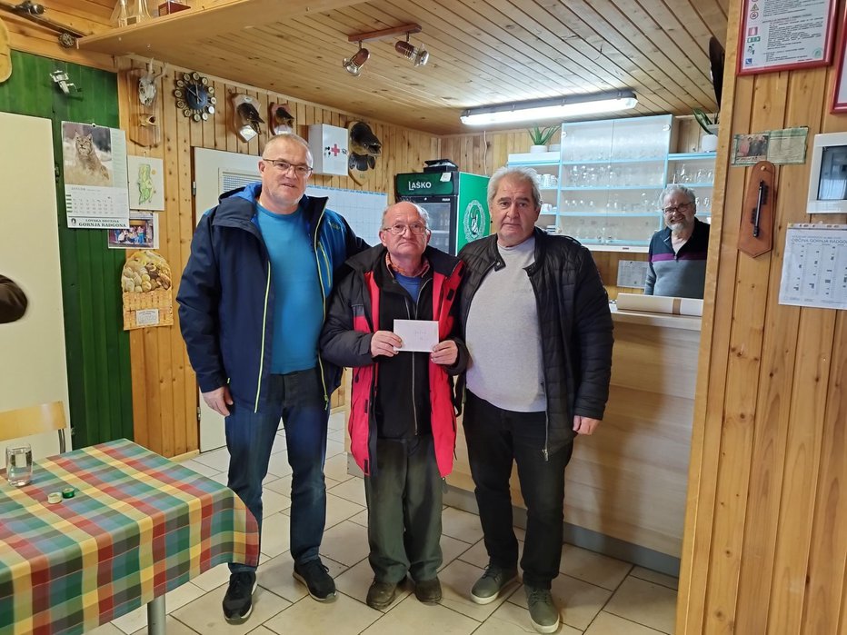 Fotografija: Andrej Novak (levo) in Branko Frumen (desno) sta nesrečnemu Jožetu Horvatu (v sredini) izročila 460 evrov, ki so jih zbrali v enem dnevu. Foto: Oste Bakal
