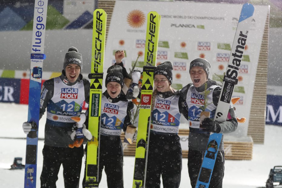 Fotografija: Timi Zajc, Ema Klinec, Nika Križnar in Anže Lanišek so si v ekipni mešani preizkušnji priskakali bron, prvo slovensko odličje na nordijskem SP v Planici. FOTOGRAFIJI: Matej Družnik
