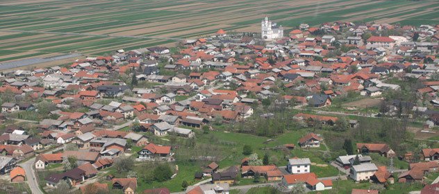 Število prebivalcev v vaški občini vztrajno pada.
