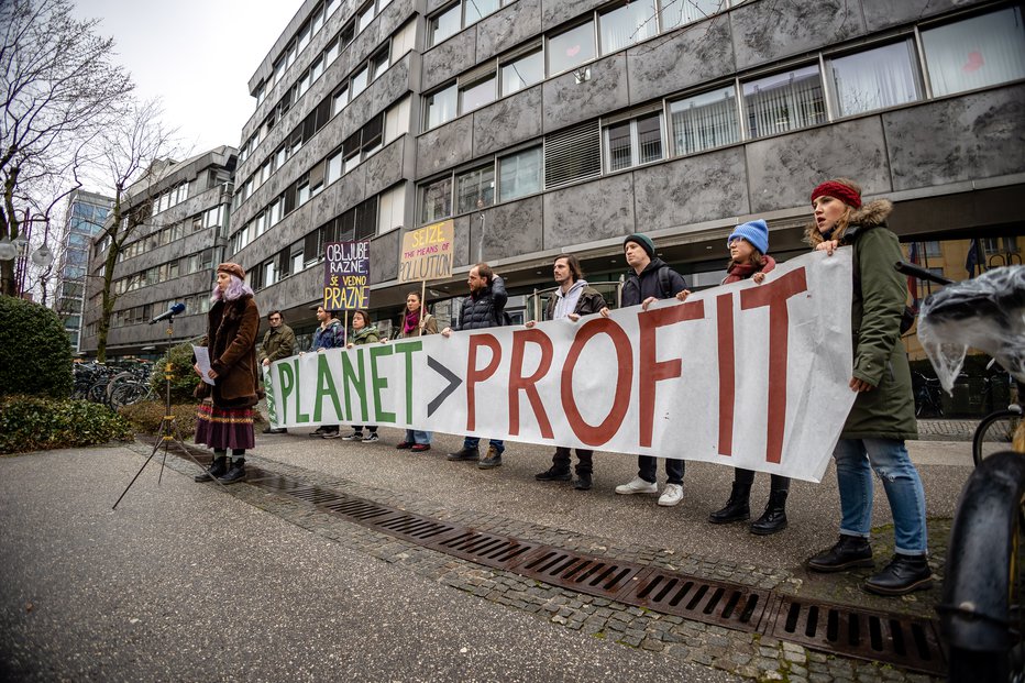 Fotografija: Novinarska konferenca Mladih za podnebno pravičnost o "streamingu"  FOTO: Črt Piksi 
