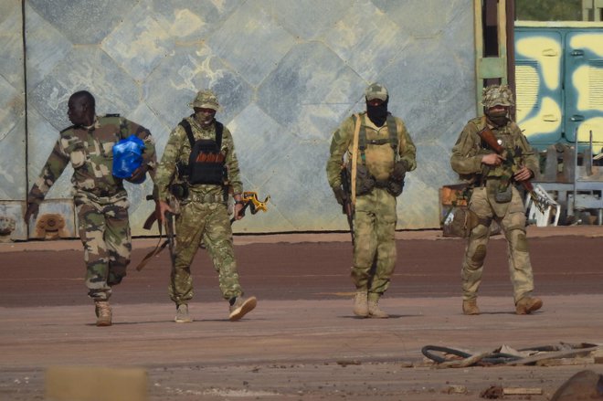 1. Trije ruski plačanci z malijskim vojakom na ulicah malijskega mesta Timbuktu Foto: Armée de Terre

2. Shod v podporo Rusiji v Centralnoafriški republiki Foto: Carol Valade/Getty Images

3. Vhod v poslopje skupine Wagner v Sankt Peterburgu
Foto: Igor Rusak/REUTERS

4. Pokopališče padlih Wagnerjevih plačancev na vzhodu Ukrajine
Foto: REUTERS
