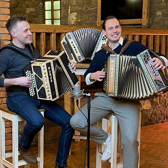 Nejc Kastelic, harmonikar Brandijevih barab, in Dejan Vunjak. FOTO: osebni arhiv
