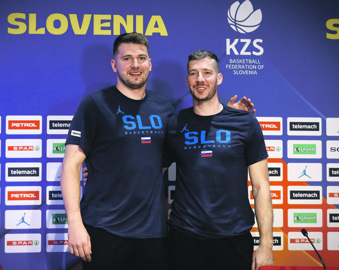 Luka Dončić in Goran Dragić onstran luže očitno ne bosta združila moči. FOTO: Jože Suhadolnik
