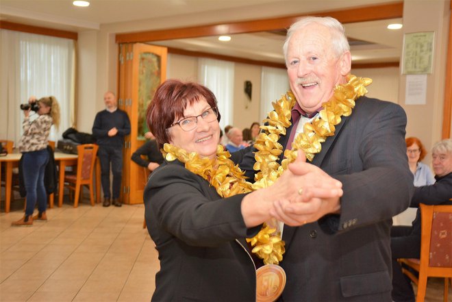 Oba rada plešeta, kar sta dokazala tudi na svoji zlatoporočni zabavi.
