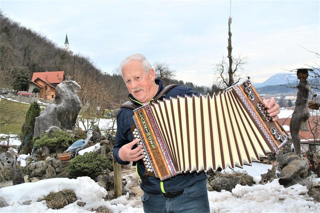 Joži v svojem elementu na domačem dvorišču, ki ga krasijo lesene in kamnite naravne skulpture.
