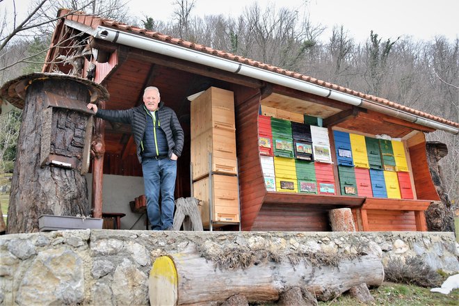 Čebelnjak, ki ga je pred leti obnovil, je prava paša za oči.
