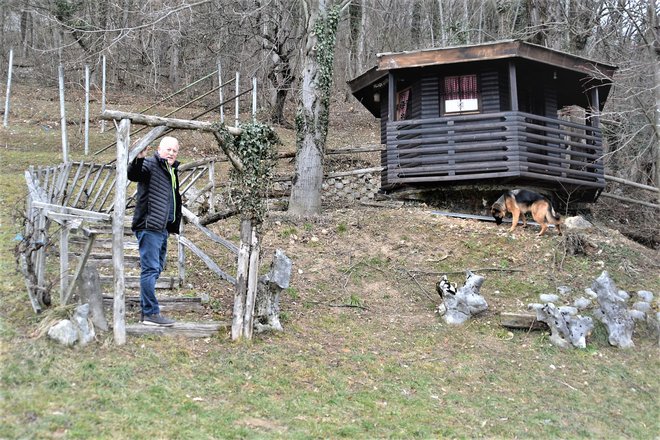 Nekaj posebnega je tudi njegova šesterokraka brunarica.
