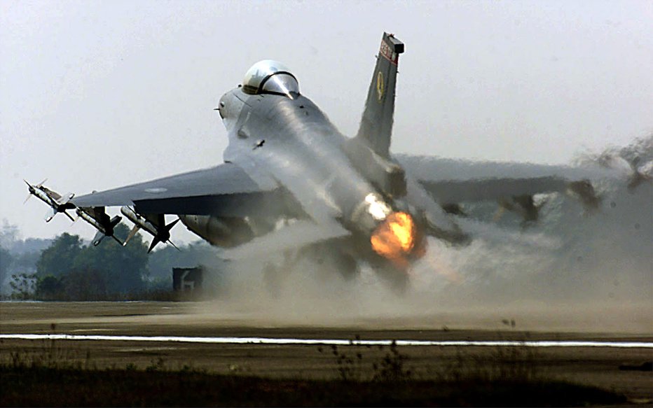 Fotografija: ZDA grozijo s strogimi sankcijami vsem državam, ki poslujejo z iranskimi silami. Fotografija je simbolična.  FOTO: Simon Kwong Reuters Pictures
