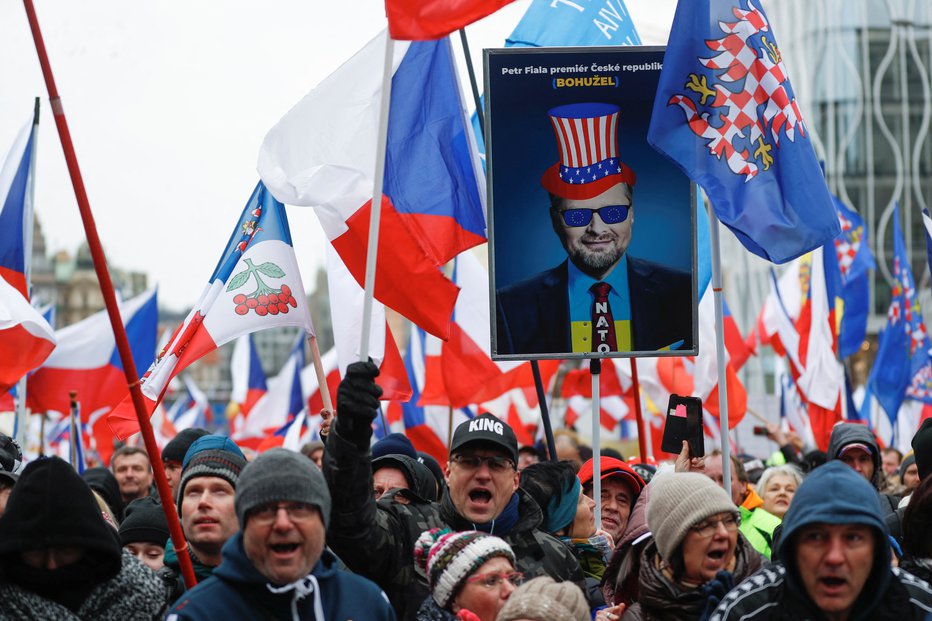 Fotografija: Udeleženci so nosili transparente z napisi »Jemljejo državi, dajejo sebi«, »Stop vojni, stop Natu«. FOTO: David W Cerny, Reuters
