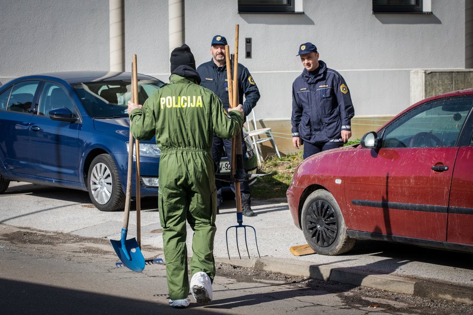 Fotografija: Pogorišče so pregledali kriminalisti in forenziki. FOTO: Marko Pigac
