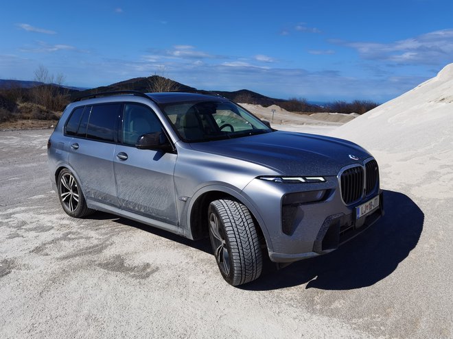 Glomazni X7 M60i xdrive ima prekrasen zvok osemvaljnika.
