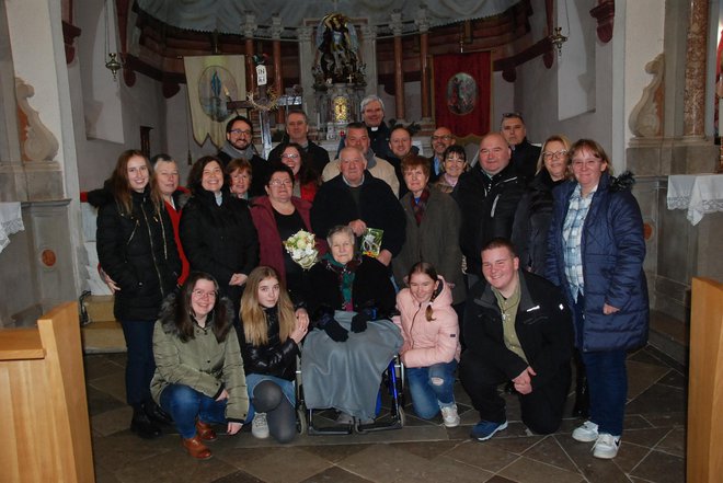V cerkvi so bili vsi, od najmlajših rodov do stoletne Ivankine mame. FOTO: Olga Knez
